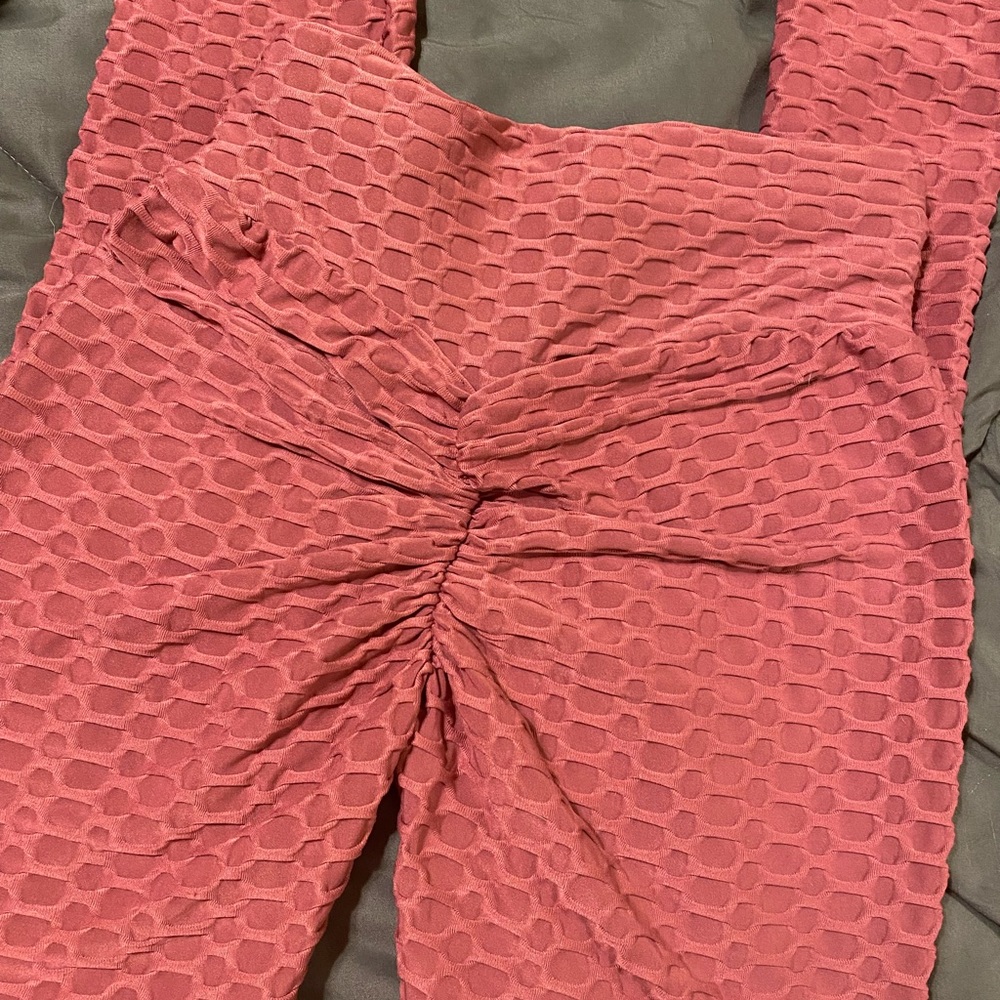 Never Worn “Scrunchy” Leggings!